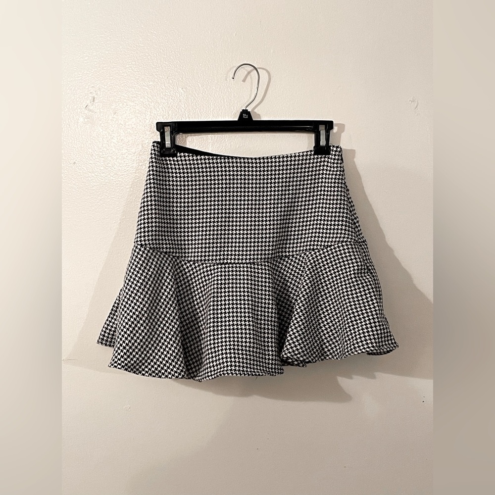 flouncy houndstooth mini-skirt